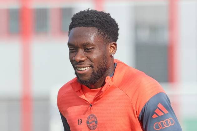 19 Alphonso Davies, is in a good mood, during rehab training, Portrait, Portrait, Football FC Bayern Munich training at Säbenerstrasse 14 10 2025 PHOTO Mladen Lackovic LakoPress