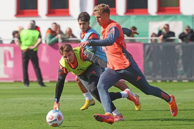 Moritz Göttlicher against goalkeeper, 40 Jonas Urbig, action, duel, soccer FC Bayern Munich training at Säbenerstrasse 14 10 2025 PHOTO Mladen Lackovic LakoPress