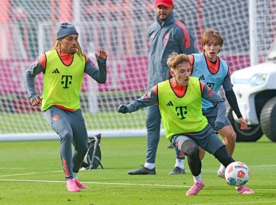 f l 23 Sacha Boey, 46 Lennart Karl, coach Vincent Kompany, duel, soccer FC Bayern Munich training at Säbenerstrasse 14 10 2025 PHOTO Mladen Lackovic LakoPress