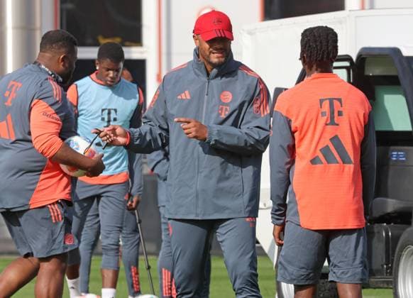 Coach Vincent Kompany, gives instructions to his players, Portraet, Portrait, Football FC Bayern Munich training at Säbenerstrasse 14 10 2025 PHOTO Mladen Lackovic LakoPress