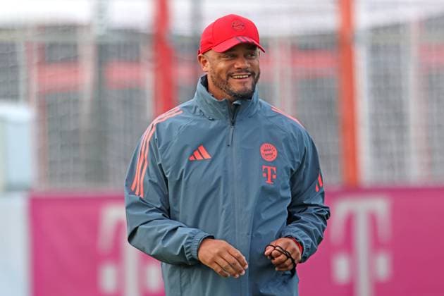 Coach Vincent Kompany, is in a good mood, Portraet, Portrait, Football FC Bayern Munich Training at Säbenerstrasse 14 10 2025 PHOTO Mladen Lackovic LakoPress