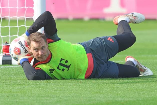 1 Manuel Neuer, on the ball, football FC Bayern Munich training at Säbenerstrasse 14 10 2025 PHOTO Mladen Lackovic LakoPress