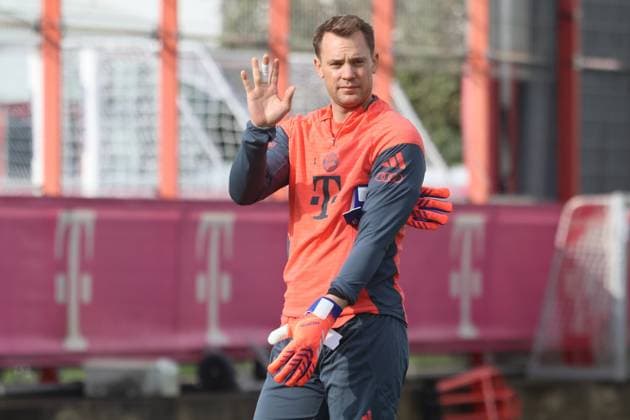 1 Manuel Neuer, greeting his fans, football FC Bayern Munich training at Säbenerstrasse 14 10 2025 PHOTO Mladen Lackovic LakoPress