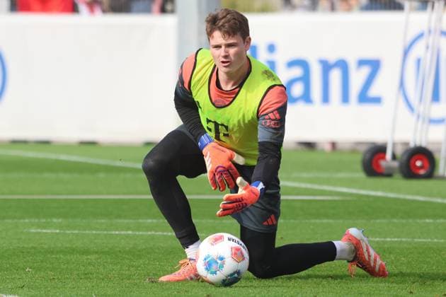 Goalkeeper, 40 Jonas Urbig, is fit again, on the ball, football FC Bayern Munich training at Säbenerstrasse 14 10 2025 PHOTO Mladen Lackovic LakoPress