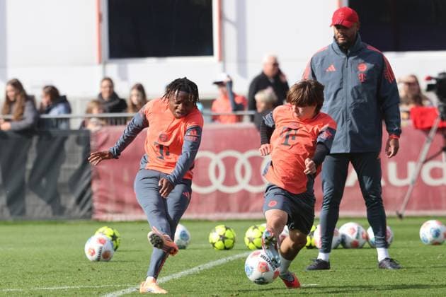 Wisdom Mike li in a duel, coach Vincent Kompany looks on Football FC Bayern Munich training at Säbenerstrasse 14 10 2025 PHOTO Mladen Lackovic LakoPress