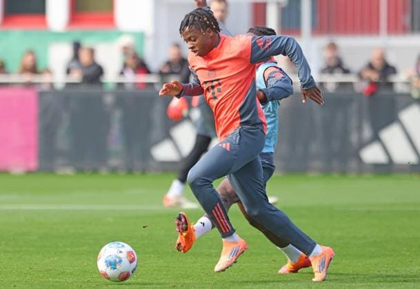 Wisdom Mike li in duel, duel, soccer FC Bayern Munich training at Säbenerstrasse 14 10 2025 PHOTO Mladen Lackovic LakoPress