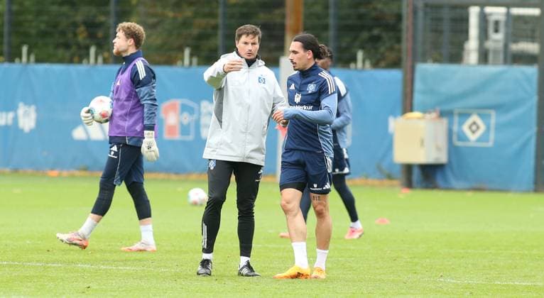 Morning training session for Bundesliga soccer team Hamburger SV on the training pitch at the Volksparkstadion Tuesday mornings session was the last public training session before the away game at RB Leipzig next Saturday, October 18 Coach Merlin Polzin, Rayan Philippe v l Stellingen Hamburg