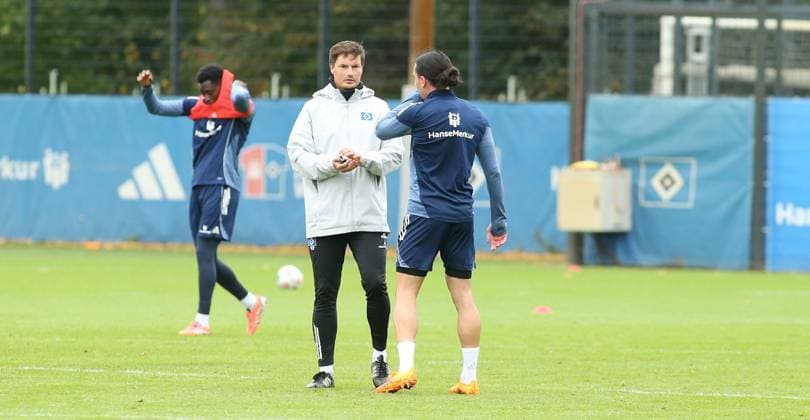 Morning training session for Bundesliga soccer team Hamburger SV on the training pitch at the Volksparkstadion Tuesday mornings session was the last public training session before the away game at RB Leipzig next Saturday, October 18 Coach Merlin Polzin, Rayan Philippe v l Stellingen Hamburg