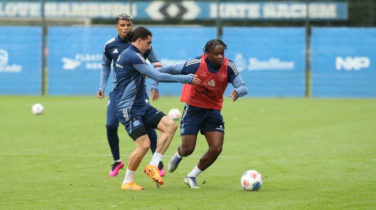 Morning training session for Bundesliga club Hamburger SV on the training pitch at the Volksparkstadion The session on Tuesday morning was the last public training session before the away game at RB Leipzig next Saturday, October 18 Ransford Königsdörffer, Rayan Philippe, Aboubaka Soumahoro v l Stellingen Hamburg