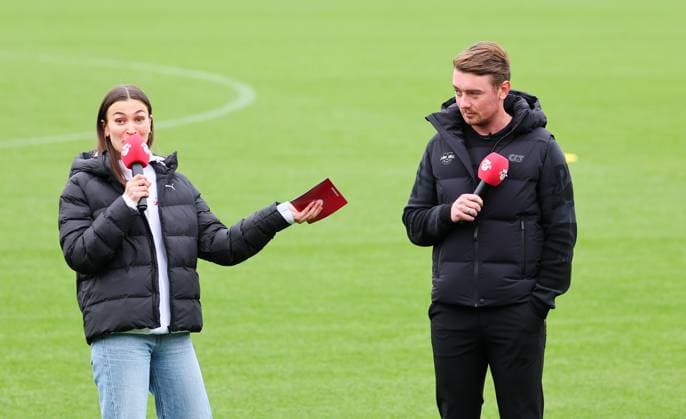 RB Leipzig Training Bundesliga Leipzig, 14 10 2025, RB Leipzig Training Center,Fußball Bundesliga , RB Leipzig Training , In the picture RB stadium presenter Clara Mohr Red Bull Projects Manager and Jonas Stephan, coach of the RB womens Bundesliga team talk about his contract extension , Picture Point
