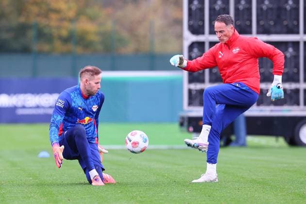 RB Leipzig Training Bundesliga Leipzig, 14 10 2025, RB Leipzig Training Center,Soccer Bundesliga , RB Leipzig Training , In the picture goalkeeper Peter Gulacsi 1, RB Leipzig and goalkeeper coach Frederik Gößling Goessling RB Leipzig , Picture Point