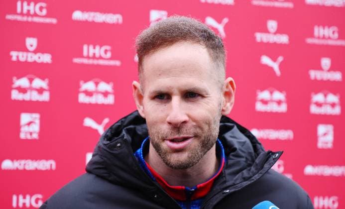 RB Leipzig Training Bundesliga Leipzig, 14 10 2025, RB Leipzig Training Center,Soccer Bundesliga , RB Leipzig Training , In the picture rGoalkeeper Peter Gulacsi 1, RB Leipzig in an interview , Picture Point