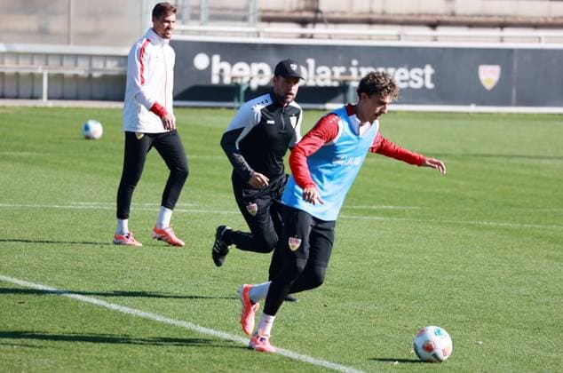 14 10 25 VfB Stuttgart Training Germany, Stuttgart, 14 10 2025, Football, Bundesliga, VfB Stuttgart Training v l Ameen Al Dakhil, Sebastian Hoeneß Trainer