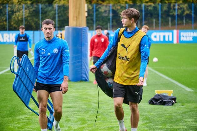 14 10 2025, Football, Men, 2 BL, Season 2025 2026, Training Holstein Kiel KSV Adrian Kapralik left with Frederik Roslyng Kiel, Projensdorf Projensdorf, Training ground Schleswig Holstein Germany