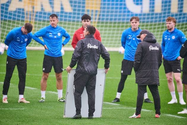 14 10 2025, Football, Men, 2 BL, Season 2025 2026, Training Holstein Kiel KSV Coach Marcel Rapp with tactical team meeting Kiel, Projensdorf Projensdorf, Training ground Schleswig Holstein Germany