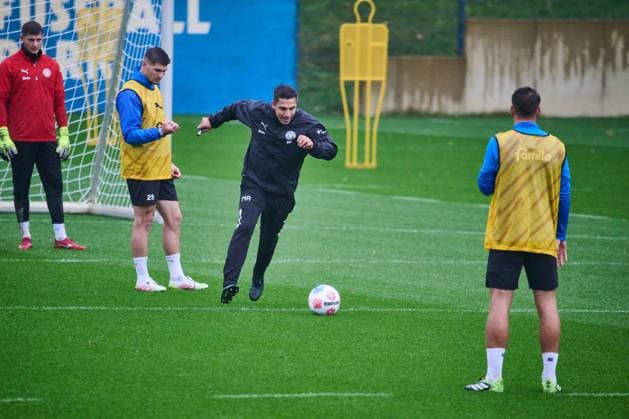 14 10 2025, Football, Men, 2 BL, Season 2025 2026, Training Holstein Kiel KSV Coach Marcel Rapp plays with Kiel, Projensdorf Projensdorf, Training ground Schleswig Holstein Germany