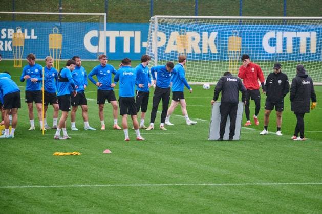 14 10 2025, Football, Men, 2 BL, Season 2025 2026, Training Holstein Kiel KSV Coach Marcel Rapp with tactical team meeting Kiel, Projensdorf Projensdorf, Training ground Schleswig Holstein Germany