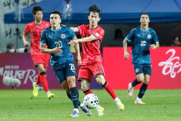 South Korea v Paraguay - Friendly Match Kim Moonhwan of South Korea and Braian Ojeda of Paraguay participate in the Football Men s International Friendly, Länderspiel, Nationalmannschaft match between South Korea and Paraguay at World Cup Stadium in Seoul, South Korea, on October 14, 2025. Seoul South Korea  Copyright: xSeung-ilxRyux originalFilename:ryu-2025mens251014_np7c9.jpg