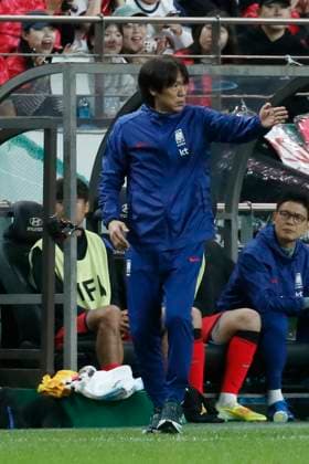 South Korea v Paraguay - Friendly Match Hong Myungbo, the head coach of South Korea, takes action during the men s International Friendly, Länderspiel, Nationalmannschaft football match between South Korea and Paraguay at World Cup Stadium in Seoul, South Korea, on October 14, 2025. Seoul South Korea  Copyright: xSeung-ilxRyux originalFilename:ryu-2025mens251014_npFKF.jpg