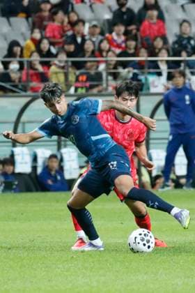South Korea v Paraguay - Friendly Match Kim Jingyu of South Korea and Hugo Cuenca of Paraguay participate in the Football Men s International Friendly, Länderspiel, Nationalmannschaft match between South Korea and Paraguay at World Cup Stadium in Seoul, South Korea, on October 14, 2025. Seoul South Korea  Copyright: xSeung-ilxRyux originalFilename:ryu-2025mens251014_npisA.jpg