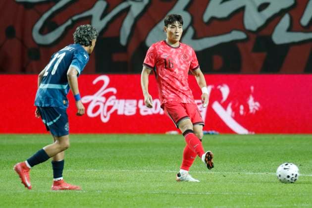 South Korea v Paraguay - Friendly Match PARK JISEOB of South Korea and RONALDO MARTINEZ of Paraguay participate in the Football Men s International Friendly, Länderspiel, Nationalmannschaft match between South Korea and Paraguay at World Cup Stadium in Seoul, South Korea, on October 14, 2025. Seoul South Korea  Copyright: xSeung-ilxRyux originalFilename:ryu-2025mens251014_npjAy.jpg