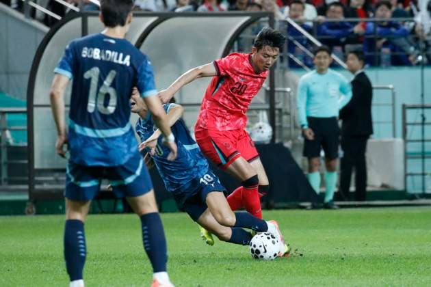 South Korea v Paraguay - Friendly Match Lee Hanbeom of South Korea and Miguel Almiron of Paraguay participate in the Football Men s International Friendly, Länderspiel, Nationalmannschaft match between South Korea and Paraguay at World Cup Stadium in Seoul, South Korea, on October 14, 2025. Seoul South Korea  Copyright: xSeung-ilxRyux originalFilename:ryu-2025mens251014_npJeM.jpg