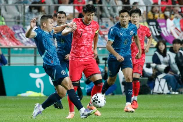 South Korea v Paraguay - Friendly Match Son Heung-min of South Korea and Braian Ojeda of Paraguay participate in the Football Men s International Friendly, Länderspiel, Nationalmannschaft match between South Korea and Paraguay at World Cup Stadium in Seoul, South Korea, on October 14, 2025. Seoul South Korea  Copyright: xSeung-ilxRyux originalFilename:ryu-2025mens251014_nptJy.jpg