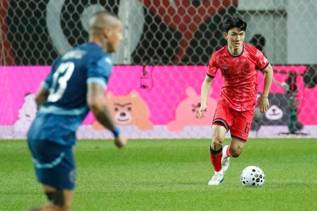 South Korea v Paraguay - Friendly Match Hwang Inbeom of South Korea and Alan Benetiz of Paraguay participate in the action during the Football Men s International Friendly, Länderspiel, Nationalmannschaft match between South Korea and Paraguay at World Cup Stadium in Seoul, South Korea, on October 14, 2025. Seoul South Korea  Copyright: xSeung-ilxRyux originalFilename:ryu-2025mens251014_npvGW.jpg