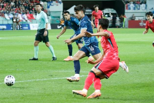South Korea v Paraguay - Friendly Match EOM JISUNG of South Korea and DAMIAN BOBADILLA of Paraguay take action during the Football Men s International Friendly, Länderspiel, Nationalmannschaft Match between South Korea and Paraguay at World Cup Stadium in Seoul, South Korea, on October 14, 2025. Seoul South Korea  Copyright: xSeung-ilxRyux originalFilename:ryu-2025mens251014_npzbG.jpg