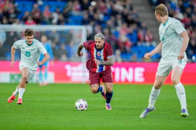 Football, private international match Norway New Zealand Oslo 20251014 New Zealand s Ben Old chases Norway s Aron Donnum during the private international football match between Norway and New Zealand at Ullevaal Stadium Photo Fredrik Varfjell NTB Oslo Norway EDITORIAL USE ONLY RESTRICTED USE FOR BETTING COMPANIES  Copyright: xFredrikxVarfjellx xNTBx