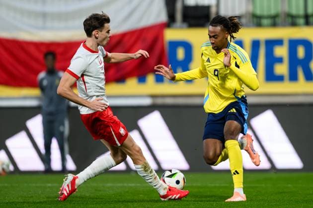251014 Milosz Matysik of Poland and Jonah Kusi Asare of Sweden during the UEFA Under 21 Qualifier football match between Sweden and Poland on October 14, 2025 in Jönköping Photo Carl Sandin BILDBYRAN code CS CS0792 fotboll football soccer fotball em kval kval uefa european under 21 qualifier qualifier u21 under 21 sverige sweden poland bbeng  Copyright: CARLxSANDIN BB251014CS007