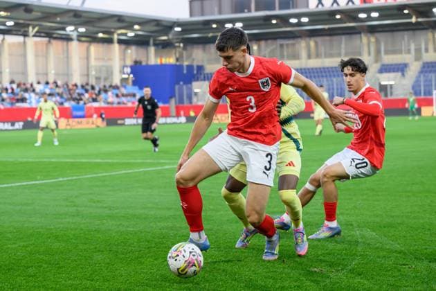 SOCCER - UEFA U21, U 21 EURO quali, AUT vs WAL LINZ,AUSTRIA,14.OCT.25 - SOCCER - UEFA European Under-21 Championship 2026, qualifiers, OEFB under-21 international match, Länderspiel, Nationalmannschaft Austria vs Wales. Image shows Tim Trummer (AUT) and Tanatswa Nyakuhwa (WAL).  GEPAxpictures xChristianxMoser