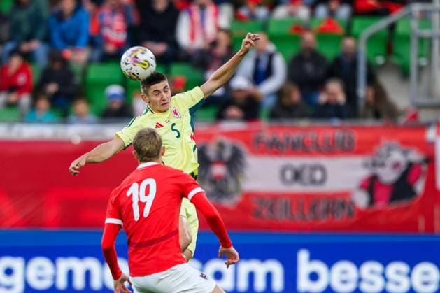 SOCCER - UEFA U21, U 21 EURO quali, AUT vs WAL LINZ,AUSTRIA,14.OCT.25 - SOCCER - UEFA European Under-21 Championship 2026, qualifiers, OEFB under-21 international match, Länderspiel, Nationalmannschaft Austria vs Wales. Image shows Daniel Cox (WAL) and Erik Kojzek (AUT).  GEPAxpictures xChristianxMoser