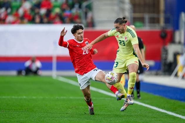 SOCCER - UEFA U21, U 21 EURO quali, AUT vs WAL LINZ,AUSTRIA,14.OCT.25 - SOCCER - UEFA European Under-21 Championship 2026, qualifiers, OEFB under-21 international match, Länderspiel, Nationalmannschaft Austria vs Wales. Image shows Sanel Saljic (AUT) and Archie Harris (WAL).  GEPAxpictures xChristianxMoser