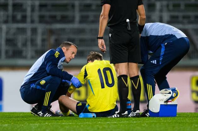 251014 Williot Swedberg of Sweden receives medical attention during the UEFA Under 21 Qualifier football match between Sweden and Poland on October 14, 2025 in Jönköping Photo Carl Sandin BILDBYRAN code CS CS0792 fotboll football soccer fotball em kval kval uefa european under 21 qualifier qualifier u21 under 21 sverige sweden poland bbeng skada  Copyright: CARLxSANDIN BB251014CS012