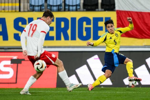 251014 Marcel Krajewski of Poland and Matteo Perez Vinlöf of Sweden during the UEFA Under 21 Qualifier football match between Sweden and Poland on October 14, 2025 in Jönköping Photo Carl Sandin BILDBYRAN code CS CS0792 fotboll football soccer fotball em kval kval uefa european under 21 qualifier qualifier u21 under 21 sverige sweden poland bbeng  Copyright: CARLxSANDIN BB251014CS015