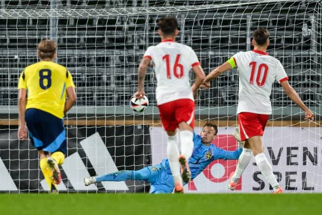 251014 Tomasz Pienko of Poland scores the 0 2 goal on goalkeeper AndrÃ Picornell of Sweden during the UEFA Under 21 Qualifier football match between Sweden and Poland on October 14, 2025 in Jönköping Photo Carl Sandin BILDBYRAN kod CS CS0792 fotboll football soccer fotball em kval kval uefa european under 21 qualifier qualifier u21 under 21 sverige sweden poland bbeng  Copyright: CARLxSANDIN BB251014CS016