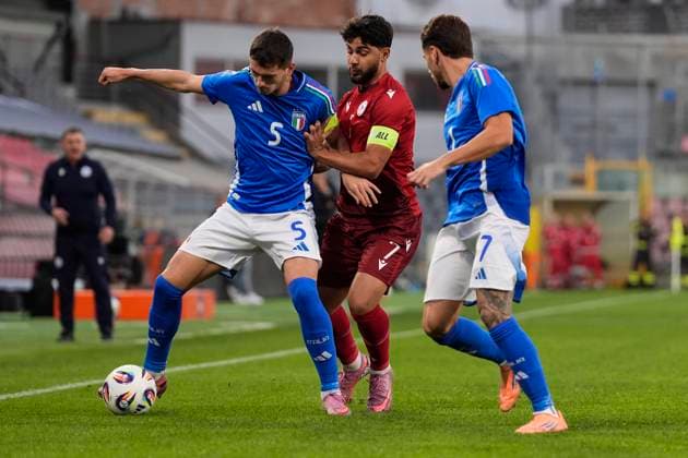 ItalyÕs Luca Lipani fights for the ball with ArmeniaÕs Misak Hakobyan during the qualifying round for the 2027 UEFA European Under-21 Championship between Italy and Armenia (Group E - Day 5) at the ÒGiovanni ZiniÓ Stadium in Cremona, Italy - October 14, 2025. - Soccer  Copyright: xFabioxFerrari LaPressex