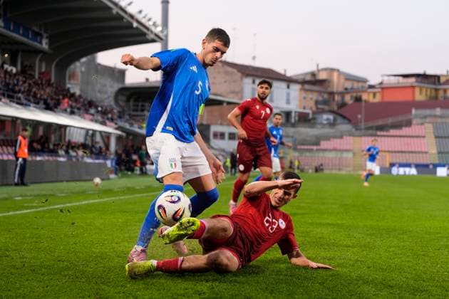 ItalyÕs Luca Lipani fights for the ball with ArmeniaÕs Artem Bandikian during the qualifying round for the 2027 UEFA European Under-21 Championship between Italy and Armenia (Group E - Day 5) at the ÒGiovanni ZiniÓ Stadium in Cremona, Italy - October 14, 2025. - Soccer  Copyright: xFabioxFerrari LaPressex