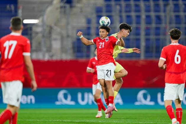 SOCCER - UEFA U21, U 21 EURO quali, AUT vs WAL LINZ,AUSTRIA,14.OCT.25 - SOCCER - UEFA European Under-21 Championship 2026, qualifiers, OEFB under-21 international match, Länderspiel, Nationalmannschaft Austria vs Wales. Image shows Jacob Peter Hoedl (AUT) and Charlie Crew (WAL).  GEPAxpictures xChristianxMoser