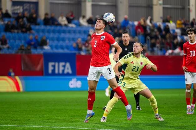 SOCCER - UEFA U21, U 21 EURO quali, AUT vs WAL LINZ,AUSTRIA,14.OCT.25 - SOCCER - UEFA European Under-21 Championship 2026, qualifiers, OEFB under-21 international match, Länderspiel, Nationalmannschaft Austria vs Wales. Image shows Tim Trummer (AUT) and Archie Harris (WAL).  GEPAxpictures xChristianxMoser