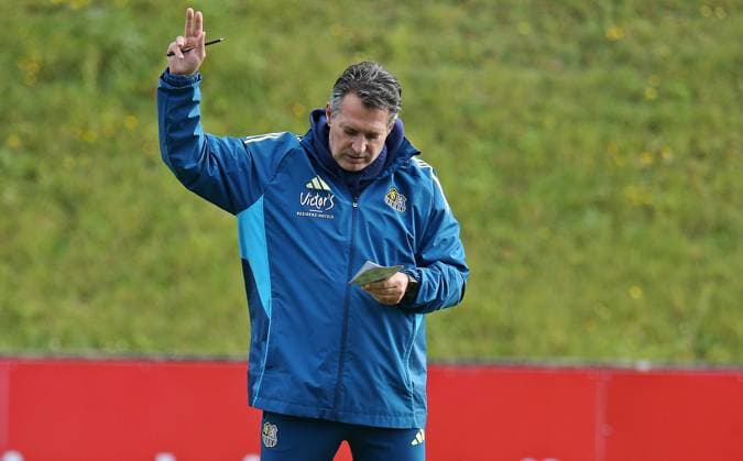 14 10 2025, xmohx, Soccer 3 Liga, 1 FC Saarbrücken Training v l Coach Alois Schwartz Saarbrücken with the notepad in his hand and giving instructions on the DFL DFB REGULATIONS PROHIBIT ANY USE OF PHOTOGRAPHS as IMAGE SEQUENCES and or QUASI VIDEO Saarbrücken
