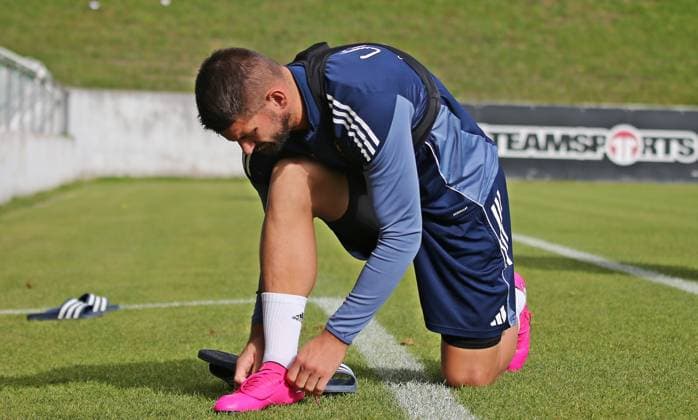 14 10 2025, xmohx, Fussball 3 Liga, 1 FC Saarbrücken Training v l Kai Brünker Saarbrücken with new shoes Pink DFL DFB REGULATIONS PROHIBIT ANY USE OF PHOTOGRAPHS as IMAGE SEQUENCES and or QUASI VIDEO Saarbrücken