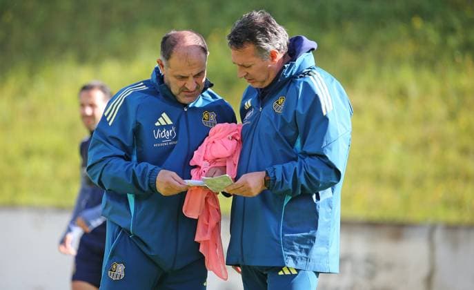 14 10 2025, xmohx, Fußball 3 Liga, 1 FC Saarbrücken Training v l Co Trainer Dimitrios Moutas and Trainer Alois Schwartz Saarbrücken with note in hand DFL DFB REGULATIONS PROHIBIT ANY USE OF PHOTOGRAPHS as IMAGE SEQUENCES and or QUASI VIDEO Saarbrücken