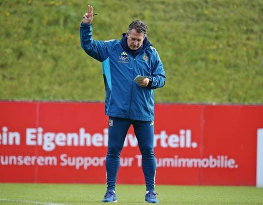 14 10 2025, xmohx, Soccer 3 Liga, 1 FC Saarbrücken Training v l Coach Alois Schwartz Saarbrücken with the notepad in his hand and giving instructions on the DFL DFB REGULATIONS PROHIBIT ANY USE OF PHOTOGRAPHS as IMAGE SEQUENCES and or QUASI VIDEO Saarbrücken