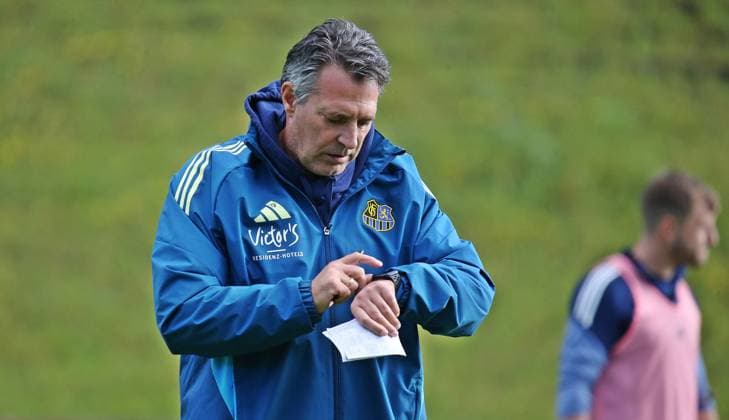 14 10 2025, xmohx, Soccer 3 Liga, 1 FC Saarbrücken Training v l Coach Alois Schwartz Saarbrücken with notepad in hand and looking at the clock DFL DFB REGULATIONS PROHIBIT ANY USE OF PHOTOGRAPHS as IMAGE SEQUENCES and or QUASI VIDEO Saarbrücken