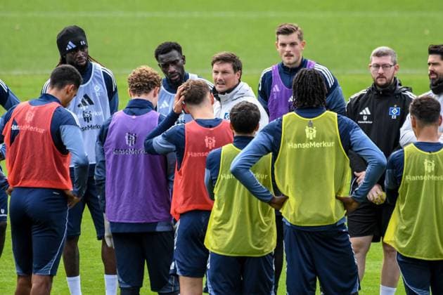 Team coach Merlin Polzin speaks to the team HSV Germany , Hamburg , Volksparkstadion , Training ground soccer , 1 Bundesliga , Training of Hamburger SV
