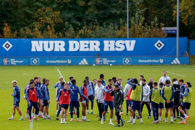 Team circle Coach Merlin Polzin Co Coach Loic Fave Richard Krohn HSV Germany , Hamburg , Volksparkstadion , Training ground Football , 1 Bundesliga , Training of Hamburger SV