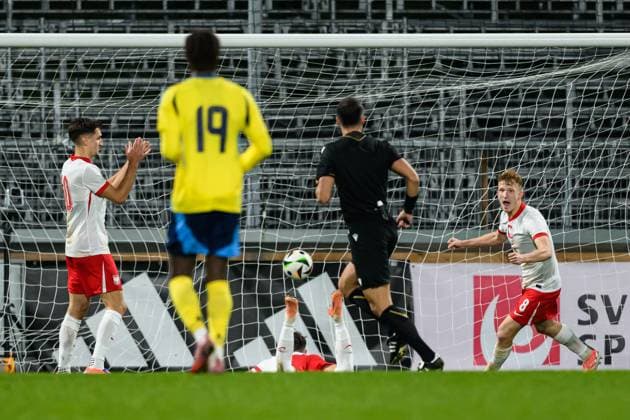 251014 Kacper Urbanski scores the 0 3 goal and Mateusz Kowalczyk of Poland celebrates during the UEFA Under 21 Qualifier football match between Sweden and Poland on October 14, 2025 in Jönköping Photo Carl Sandin BILDBYRAN kod CS CS0792 fotboll football soccer fotball em kval kval uefa european under 21 qualifier qualifier u21 under 21 sverige sweden poland bbeng jubel  Copyright: CARLxSANDIN BB251014CS021