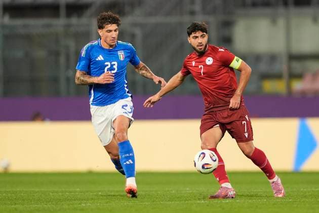 ItalyÕs Luca Marianucci fights for the ball with ArmeniaÕs Misak Hakobyan during the qualifying round for the 2027 UEFA European Under-21 Championship between Italy and Armenia (Group E - Day 5) at the ÒGiovanni ZiniÓ Stadium in Cremona, Italy - October 14, 2025. - Soccer  Copyright: xFabioxFerrari LaPressex